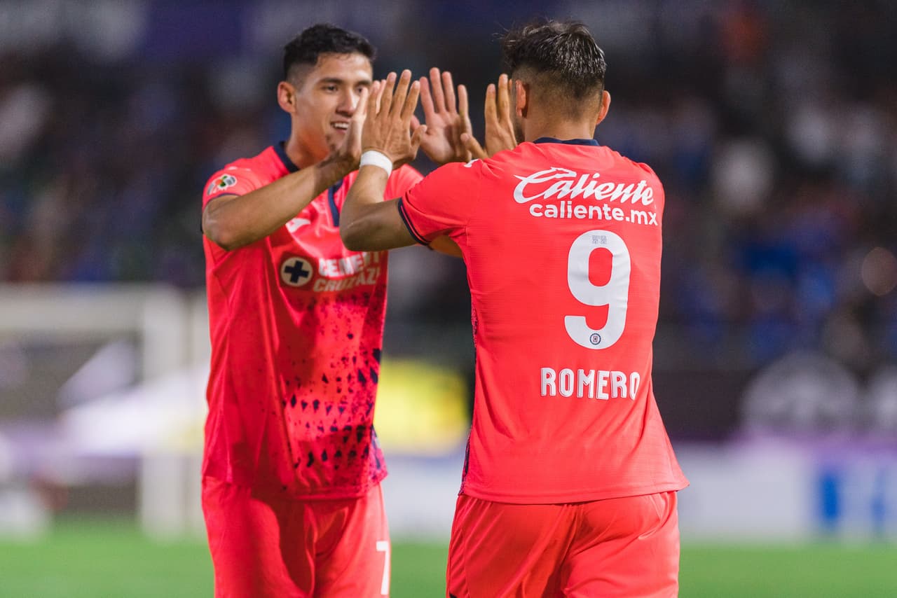 La ventaja le duró poco a los locales, ya que en apenas un minuto del segundo tiempo, Ángel Romero aprovechó la pésima salida de Vikonis para empatar el encuentro.