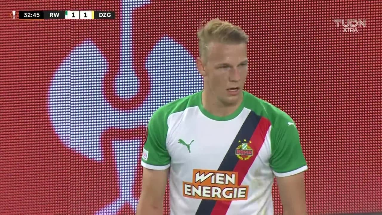 ¡GOL!  anota para SK Rapid Wien. Maximilian Hofmann