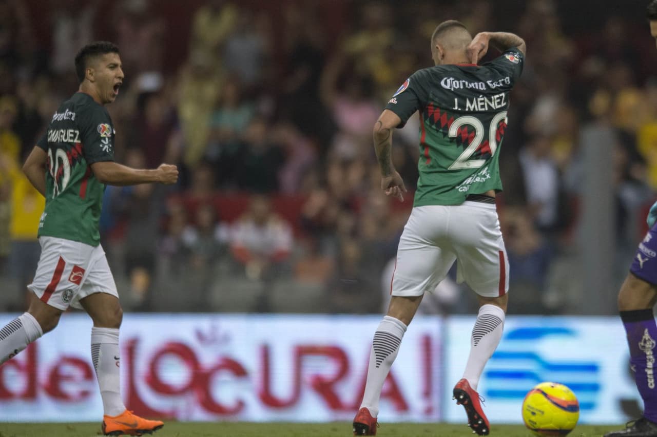 Cecilio Domínguez (izq.), quien también entró de relevo, provocó el penal que anotó Ménez.