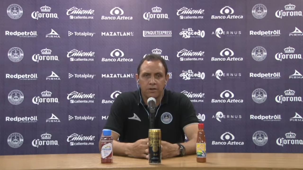 Martín Salcedo, auxiliar de Boy, da su respeto al León