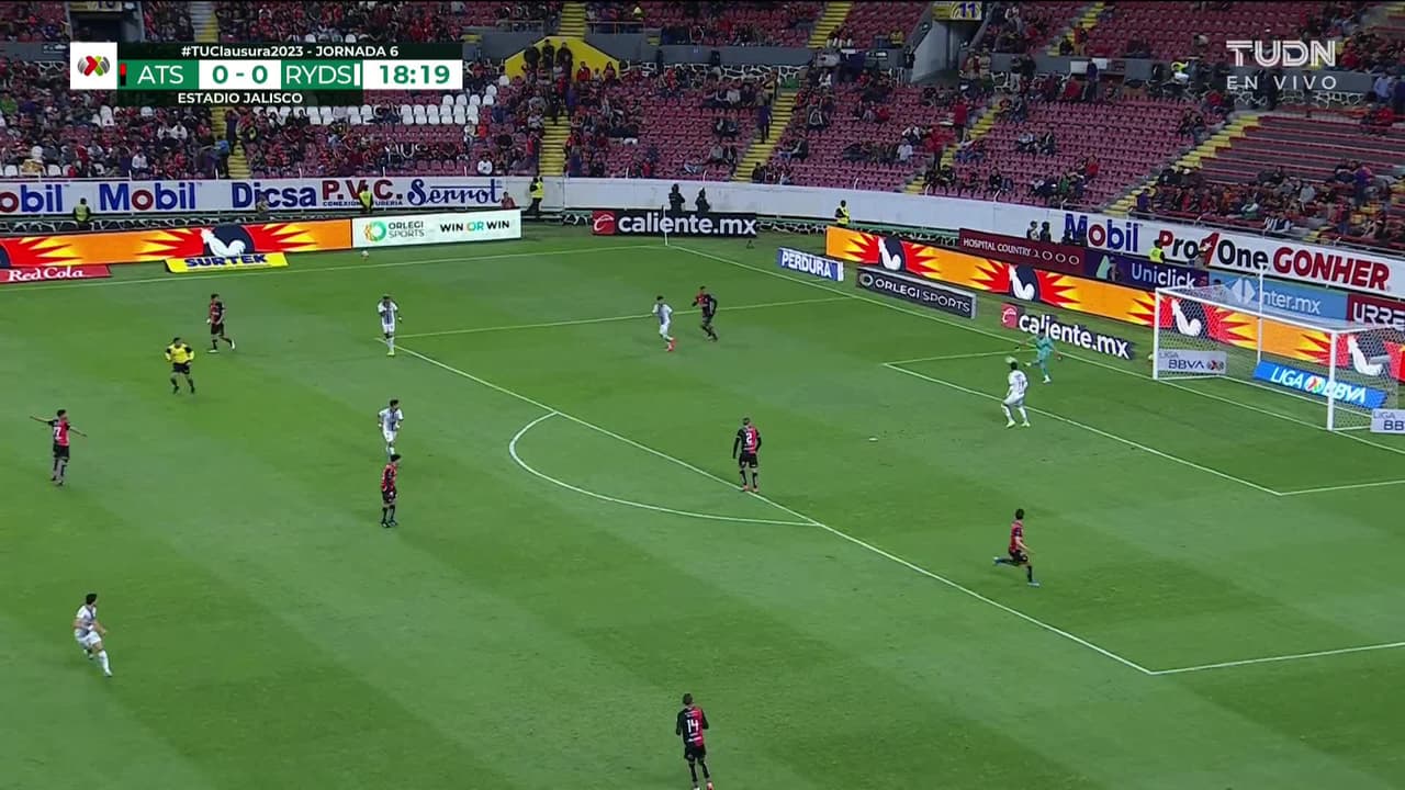 ¡CERCA! Stefan Medina disparó que se estrella en el poste.