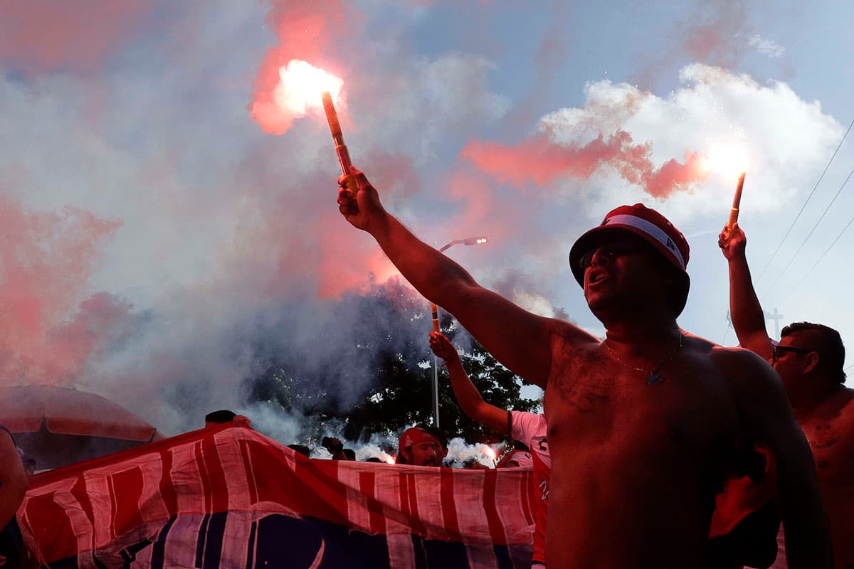 Fanáticos de Veracruz en su llegada al Estadio Luis Pirata Fuente.