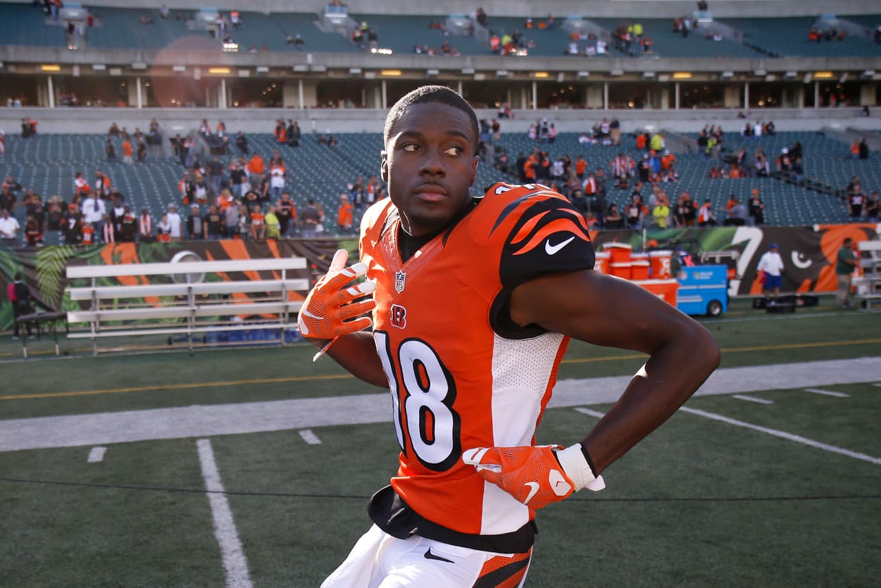 <b>No. 17: AJ GREEN, WR Cincinnati Bengals</b>
<br>Incluso después de haberse perdido seis juegos durante la temporada 2016 por una lesión en el muslo, Green todavía fue capaz de completar 66 recepciones para 964 yardas y cuatro touchdowns. Hasta la semana 11 de la temporada 2016, Green era segundo en la NFL en yardas recibidas.