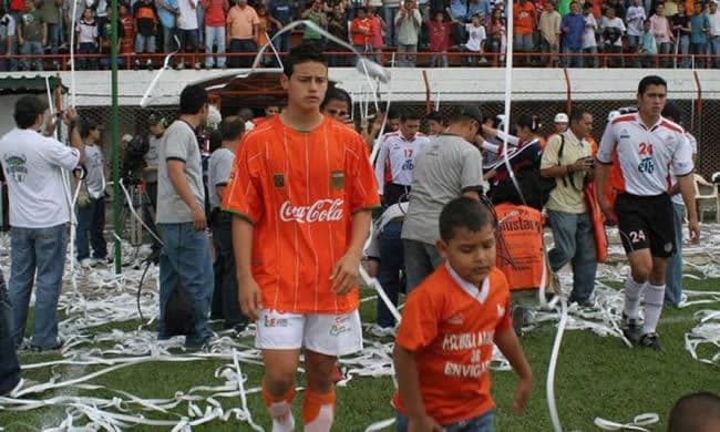 A los 14 años debutó en profesionalmente con el Envigado, aunque en aquella temporada del 2006 el equipo descendió. Sin embargo, un años después James fue clave para que recuperara la categoría.
<br>
