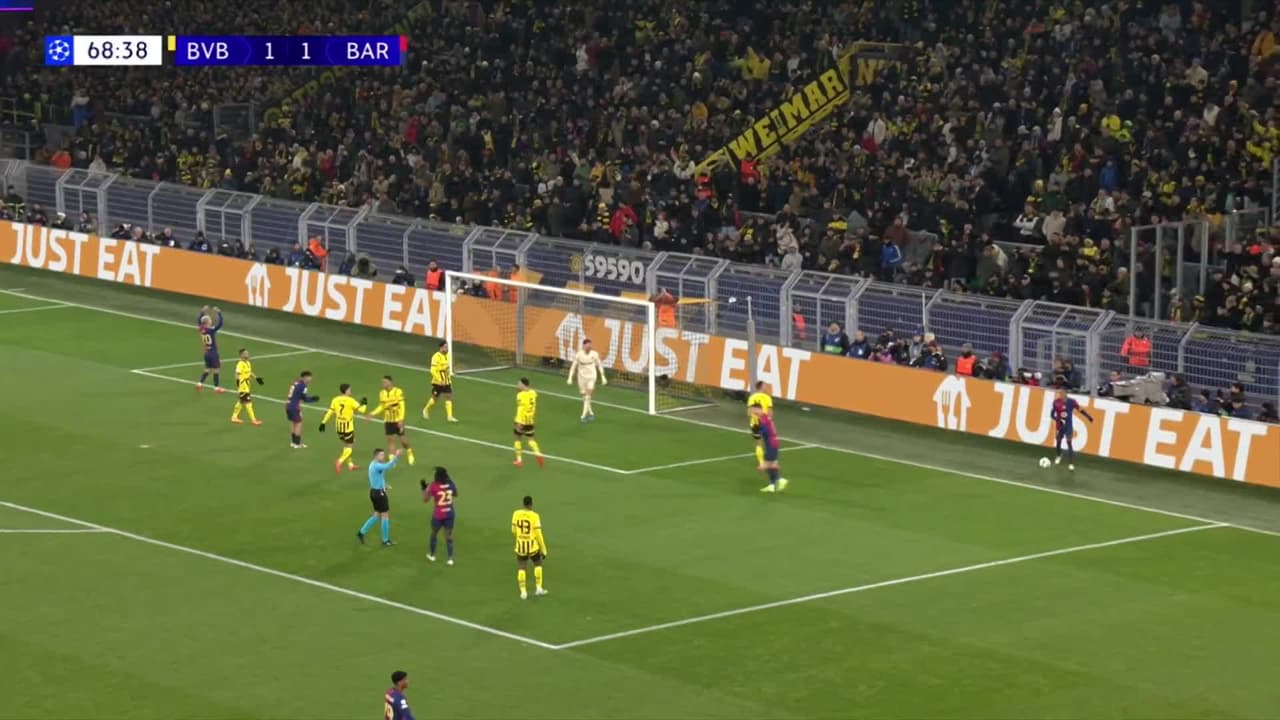 ¡TIRO ATAJADO! disparo por Dani Olmo.