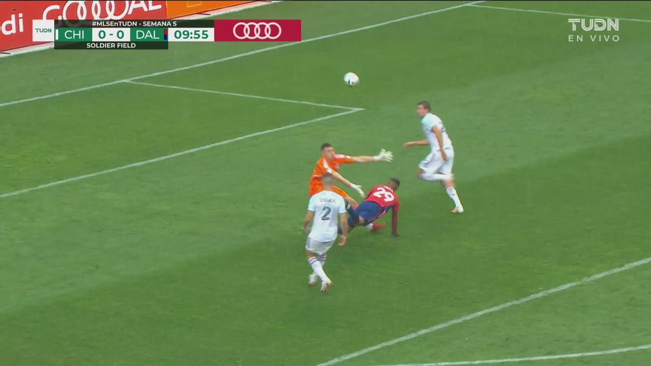 ¡Le faltó puntería! Franco Jara manda por un costado su cabezazo