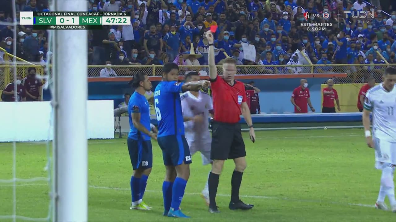 ¡A nada del penalti! Jacobo deja a El Salvador con 10 hombres