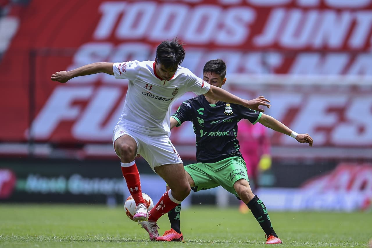 Gael Sandoval y Octavio Rivero se encargaron de darle la victoria a su equipo en el infierno; los de casa anotaron un tanto al minuto 92. Santos vence a Toluca en la Jornada 11 del Torneo Guard1anes de la Liga MX.