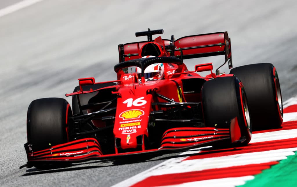 Max Verstappen 1:03.841, Valtteri Botas 1:04.035 y Lewis Hamilton 1:04.067 fueron los tres pilotos que saldrán al frente el día de mañana en Austria.