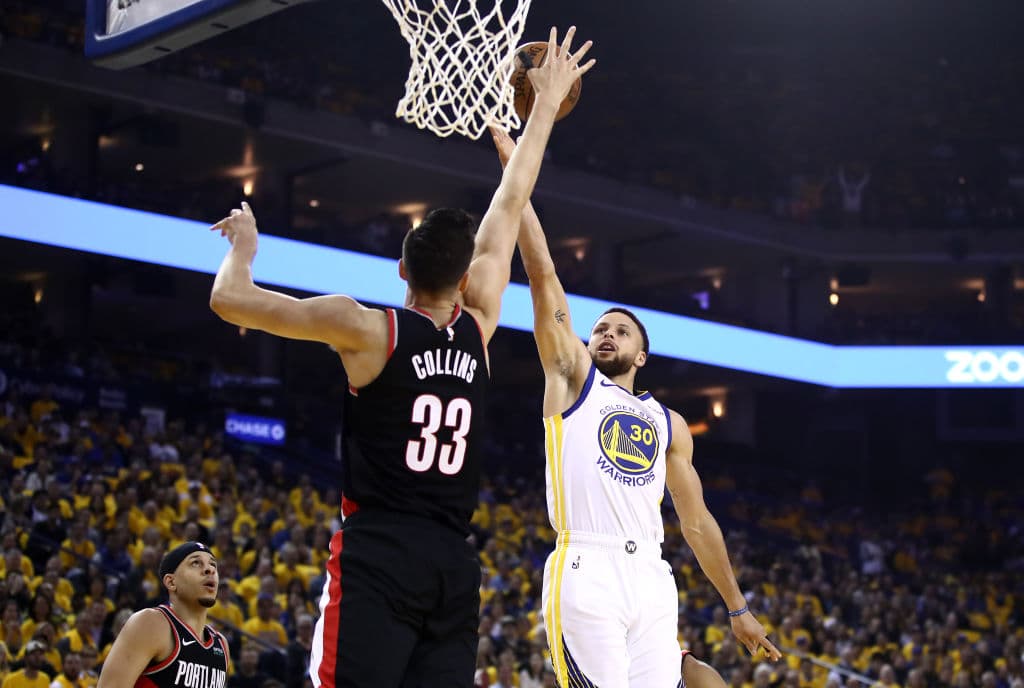Klay Thompson añadió 26 puntos, incluyendo una clavada a una mano en los minutos finales.