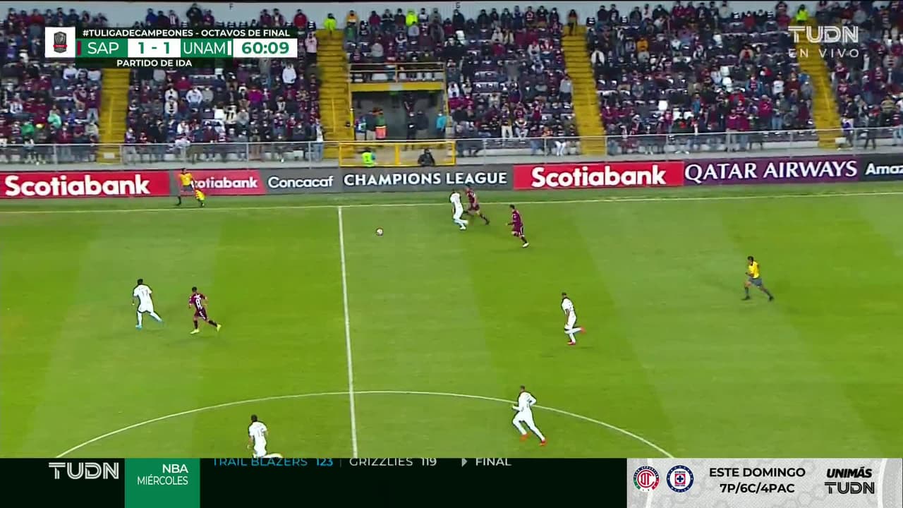 ¡CERCA! Juan Ignacio Dinenno disparó que se estrella en el poste.