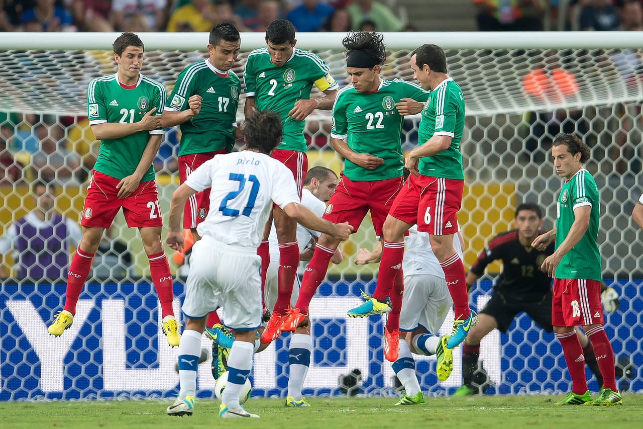 Andrea Pirlo hizo el 1-0 para Italia con uno de sus magistrales cobros de tiro libre directo.