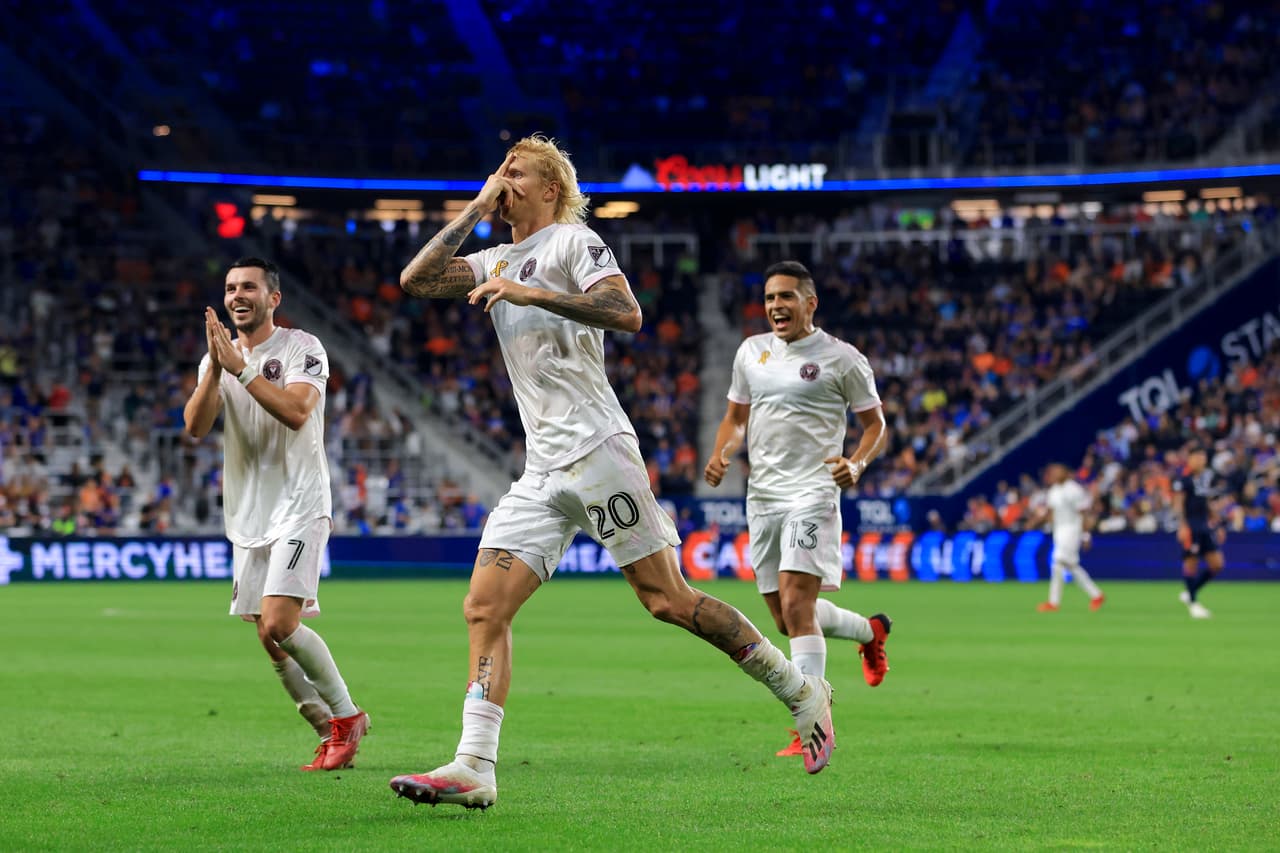 Con este marcador Miami se acerca a las posiciones de acceso a la postemporada.
<br>