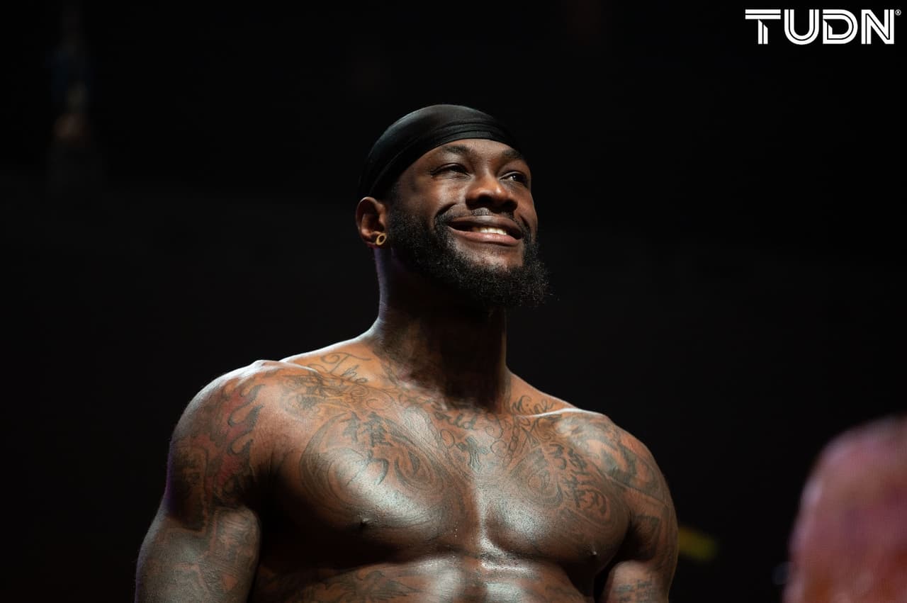 Tyson Fury (273 libras) y Deontay Wilder (231) protagonizaron un pesaje inusual al no poder realizar el tradicional cara a cara.