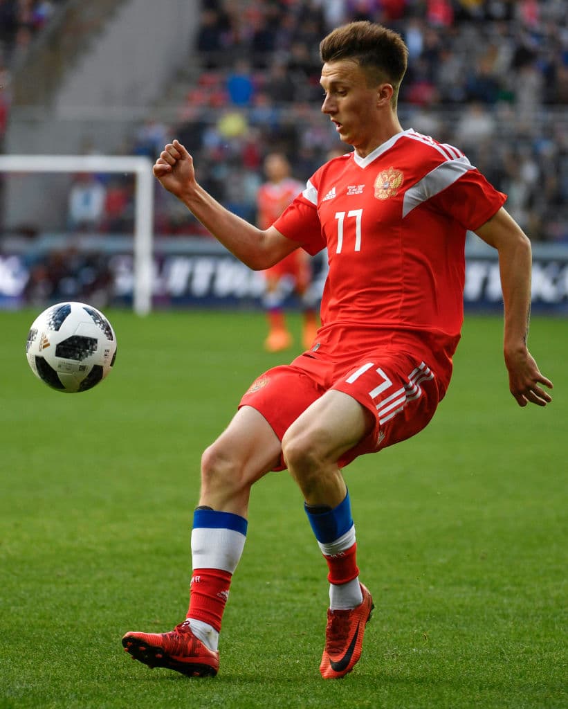 6. Alexsandr Golovin (Rusia) - Con apenas 21 años, el mediocampista del CSKA Moscú es el jugador que más miradas atrae en la selección local. Si consigue halar del carro hasta octavos de final, será el héroe nacional y posiblemente un fichaje que de el golpe en la mesa.