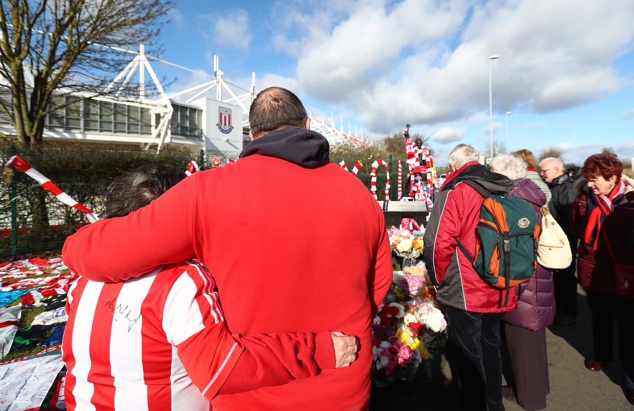 Las calles de Stoke tuvieron miles de hinchas y recuerdos como homenaje de despedida al ídolo Gordon Banks, en el funeral del arquero campeón con Inglaterra en el Mundial de 1966.