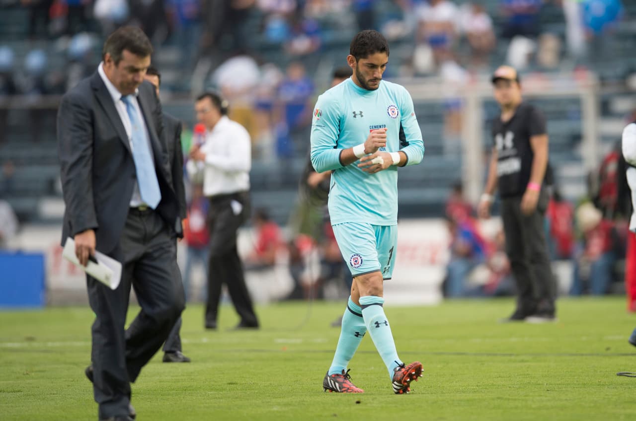 En el Apertura 2014, Jesús Corona no pudo asegurar un balón que se le pasó por debajo del cuerpo en el triunfo 2-0 de Toluca contra Cruz Azul.