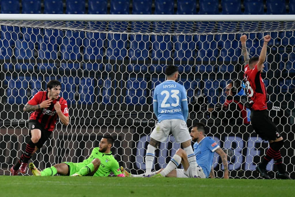 El Milan remontó ante el Lazio (1-2) con un gol en el tiempo añadido y se mantiene en el liderato dejando toda la presión para el Inter, obligado a ganar para ponerse primero, tras esta trigésima cuarta jornada de la Serie A.