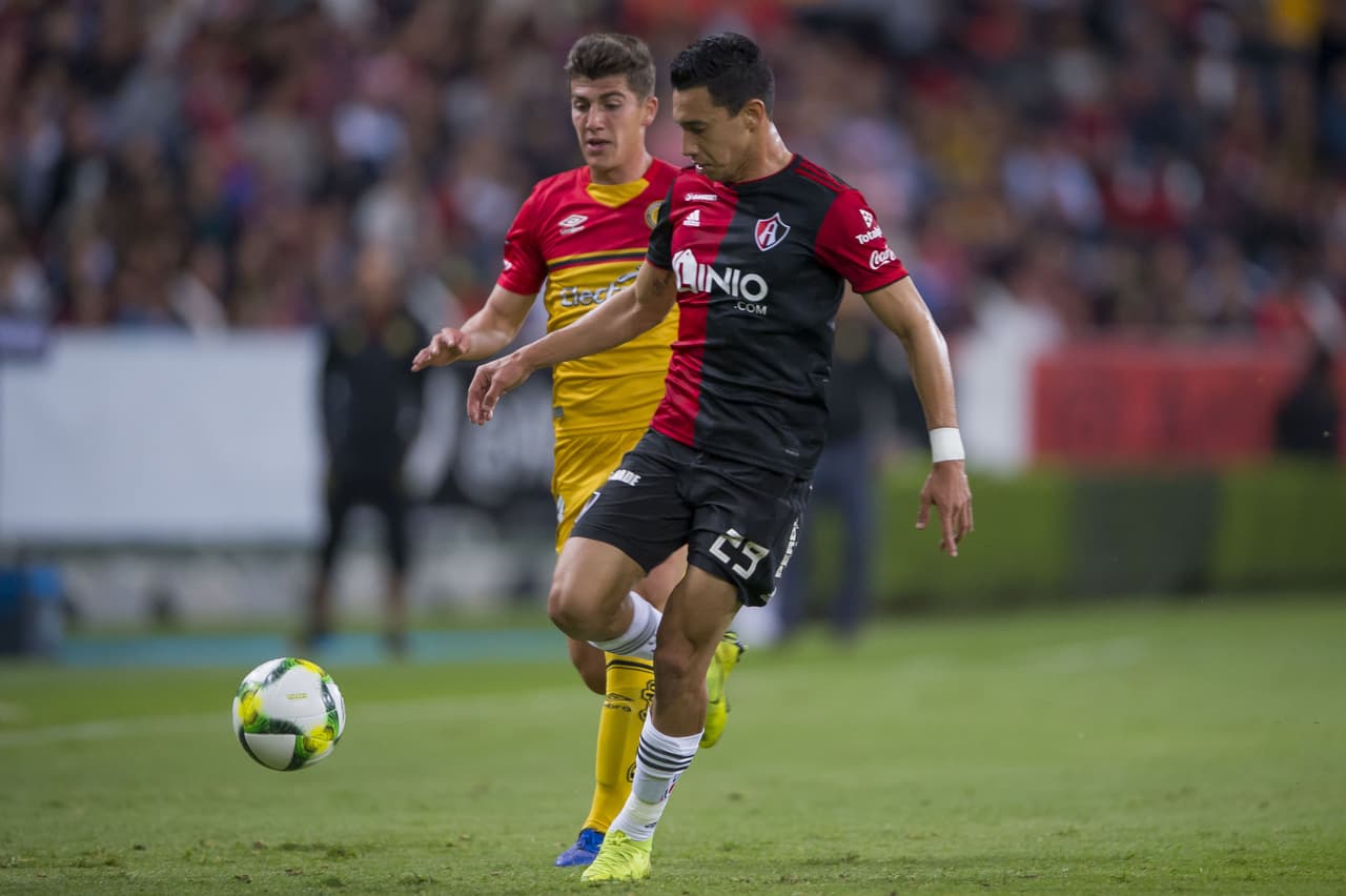 De cara hacia la recta final de partido, los Zorros buscaron, innegablemente, igualar los cartones pero los Leones Negros estaban bastante motivados y apretaban los dientes.