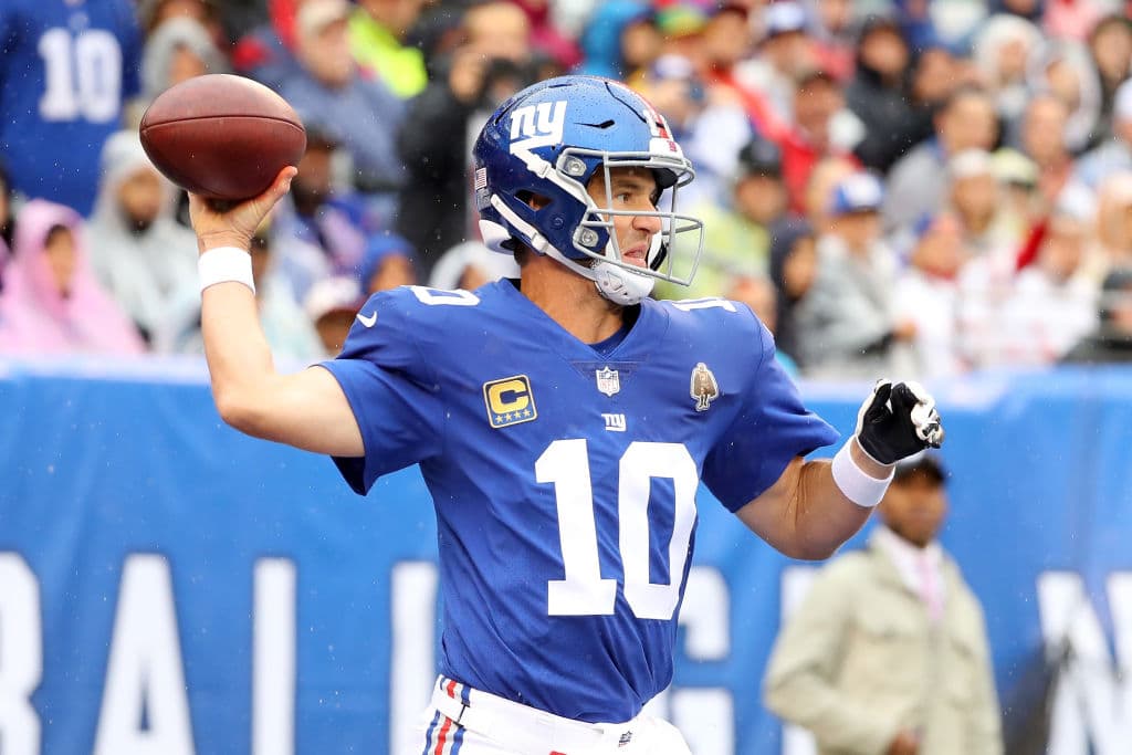 El experimentado quarterback de los Gigantes, Eli Manning, tuvo una actuación discreta en este partido. Completó 23 de 37 pases para 224 yardas, con una intercepción.