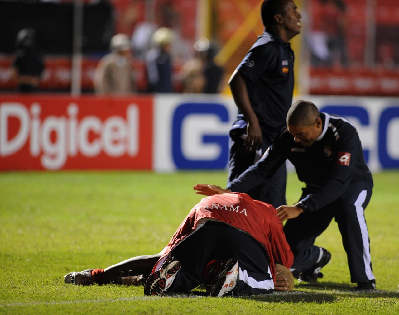 Las lágrimas de alegría inundaban el campo del Nacional de Tegucigalpa por Amílcar Henríquez. Ahora todo el mundo del fútbol llora su partida.