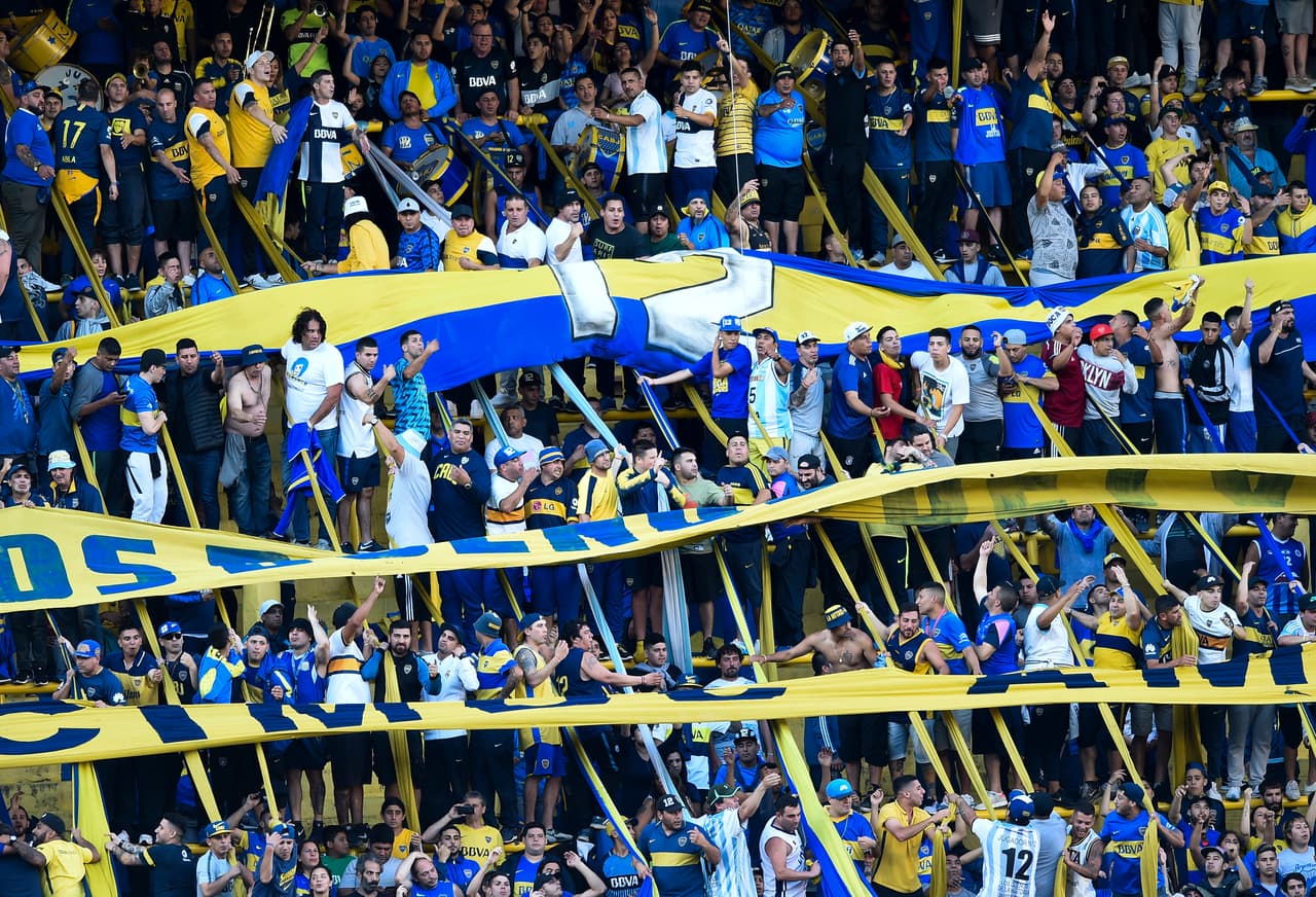 En Argentina, los partidos solo lo puede disfrutar las hinchadas de los equipos locales por lo que los fanáticos de Boca Juniors no puede ir al Monumental contra River Plate.