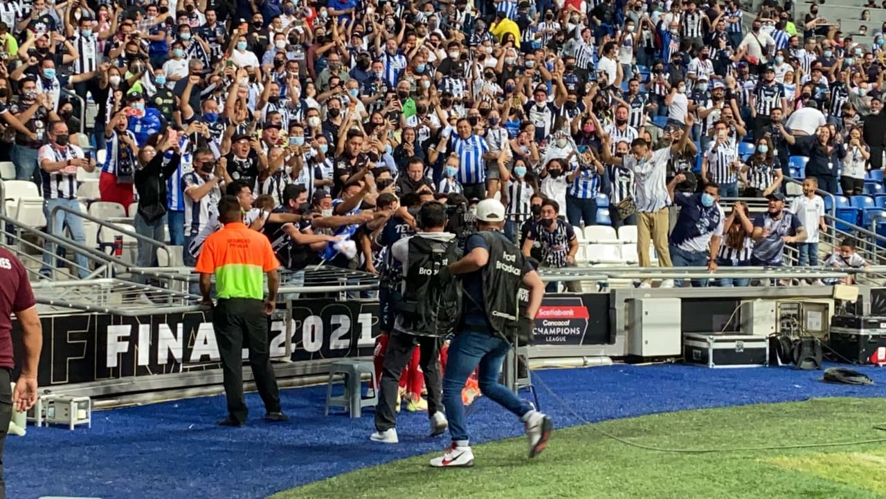 Sebastián Cáseres comete un grave error en el área y le regala el único gol del encuentro a Rogelio Funes Mori y levantan la Concacaf Liga de Campeones.
