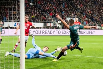 Edson Álvarez juega los 90 minutos en la derrota del Ajax 1-0 ante el AZ Alkmaar con gol de Boadu al minuto 90.