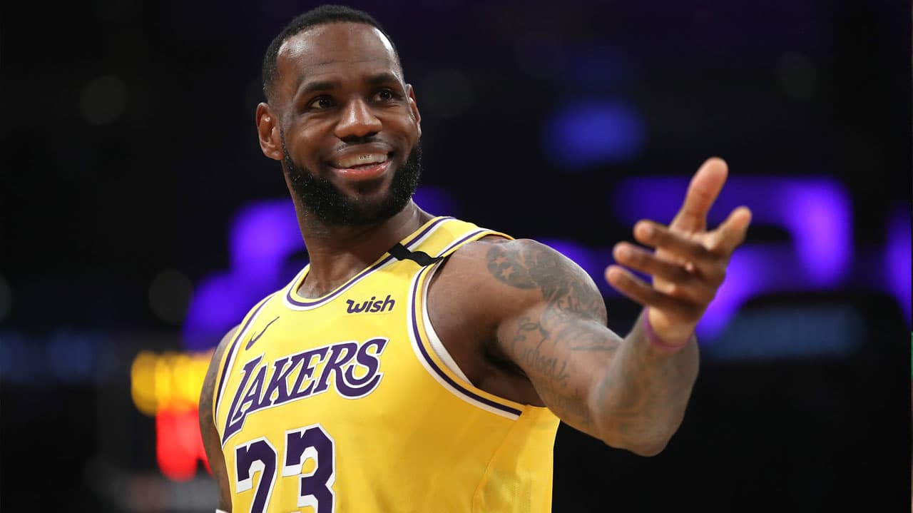 Le Bron James es el jugador de la NBA que más jerseys vende cada temporada y no hay nadie que se le acerque en la popularidad que dan esos números.