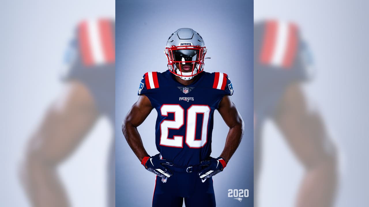 Los Patriots ya sin la presencia de Brady y en modo de reestructuración presentaron su nueva indumentaria para la temporada 2020 en la NFL. El color azul es muy similar al modelo color rush y el blanco es una adaptación combinando con las licras azules.