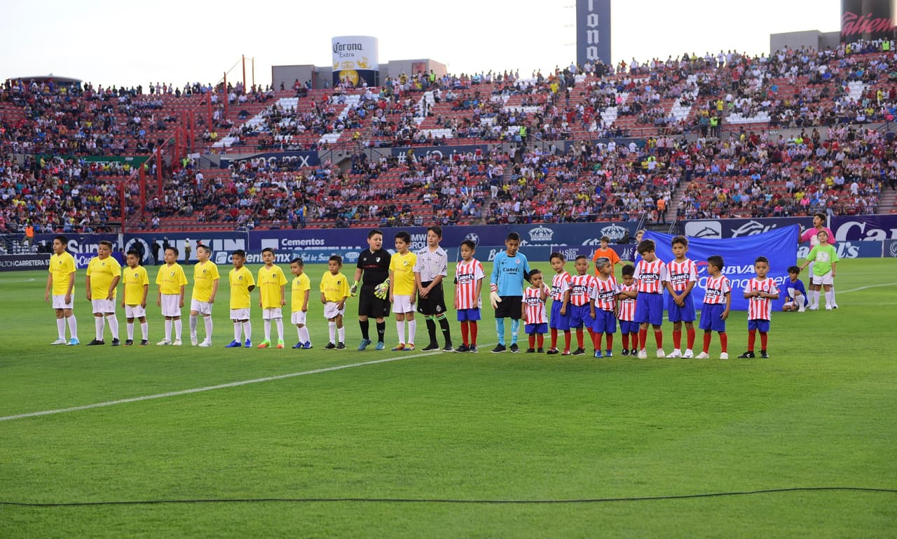 Con motivo del Día del Niño, los chicos se vistieron con casacas de los equipos semifinalistas para emular a los profesionales.
