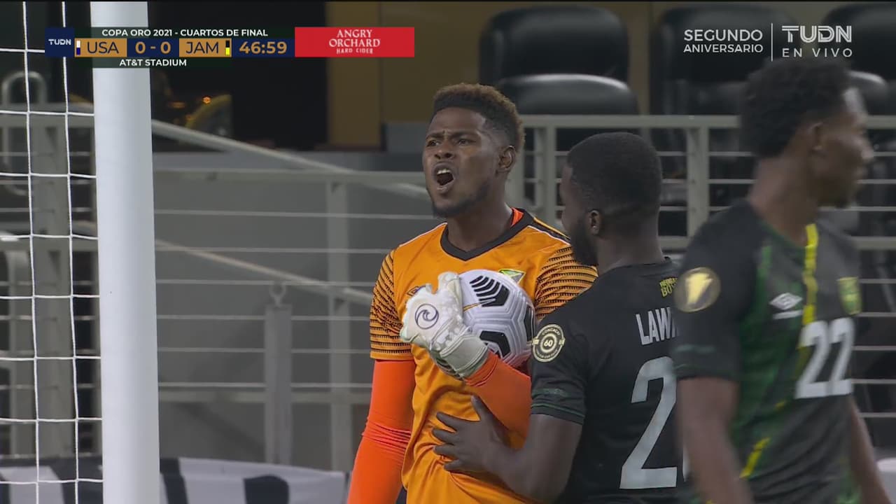 ¡‘Ayudita’ al Team USA! Zaga de Jamaica casi da asistencia a Hoppe