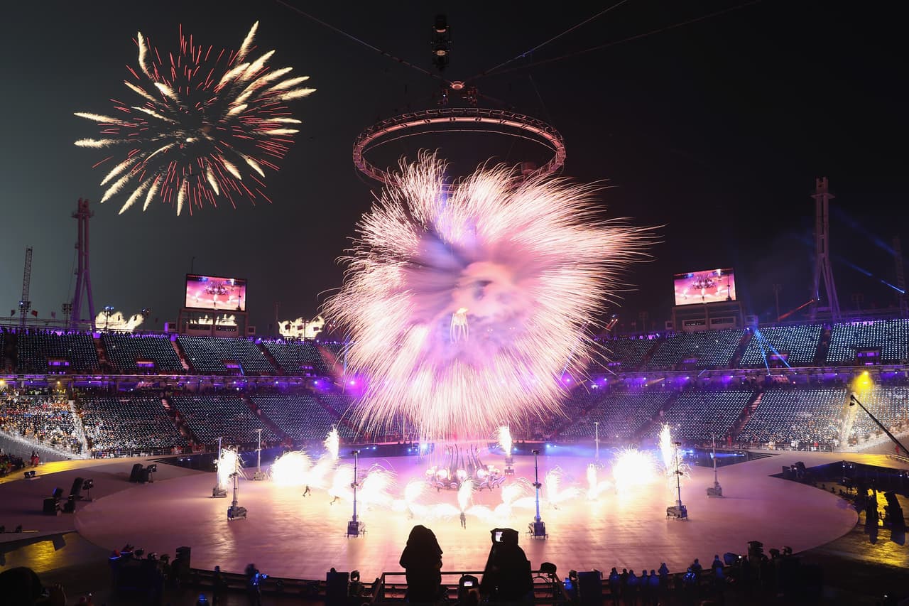 Una explosión en medio del estadio olímpico de Pyeongchang, parte del juego de luces y fuegos artificiales del espectáculo.
<br>