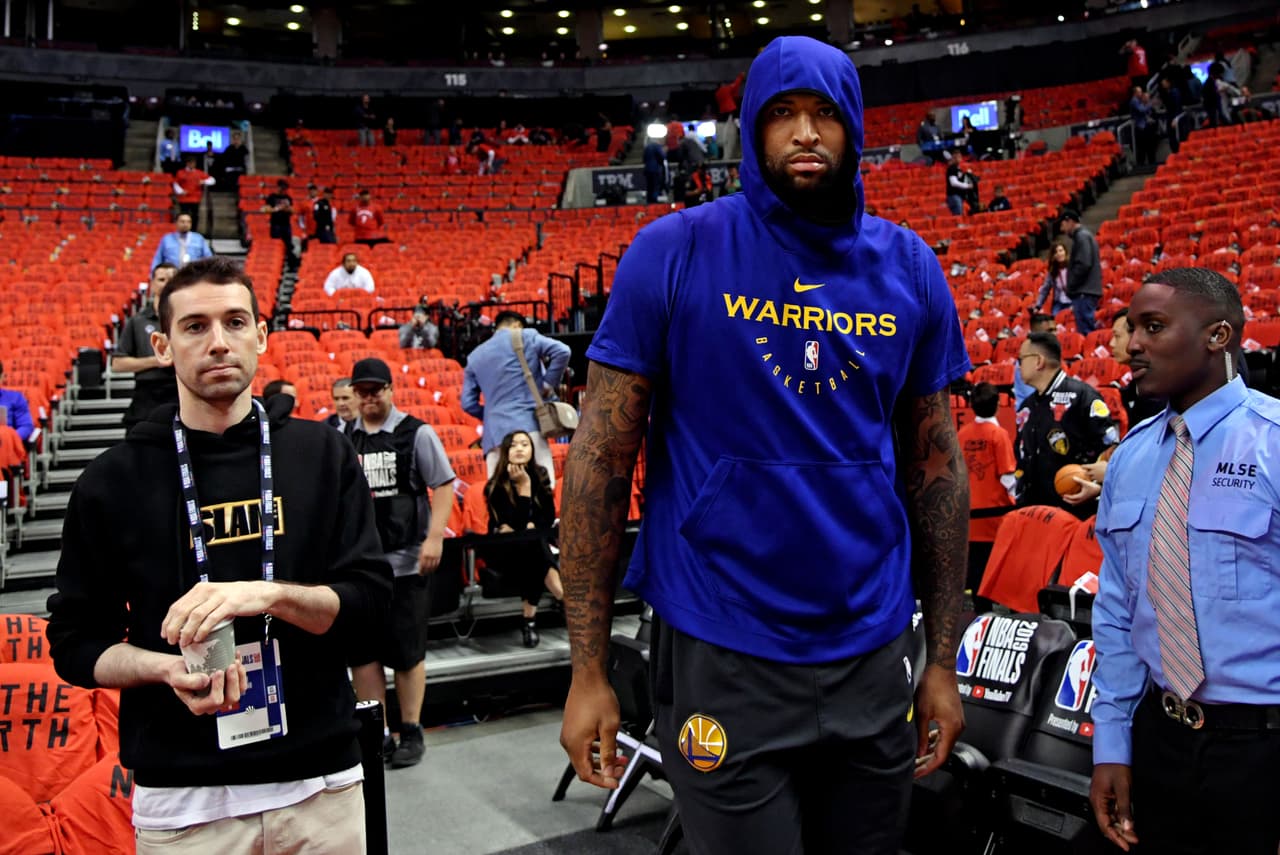 Con una inquebrantable fe de ver a su equipo campeón por primera vez, los aficionados de los Toronto Raptors se dejaron llegar de manera masiva a Scotiabank Arena para atestiguar historia. Aunque la duda se siembra ahora que está por regresar Kevin Durant para este Juego 5. Gran ambiente previo al quinto partido de las Finales de la NBA.