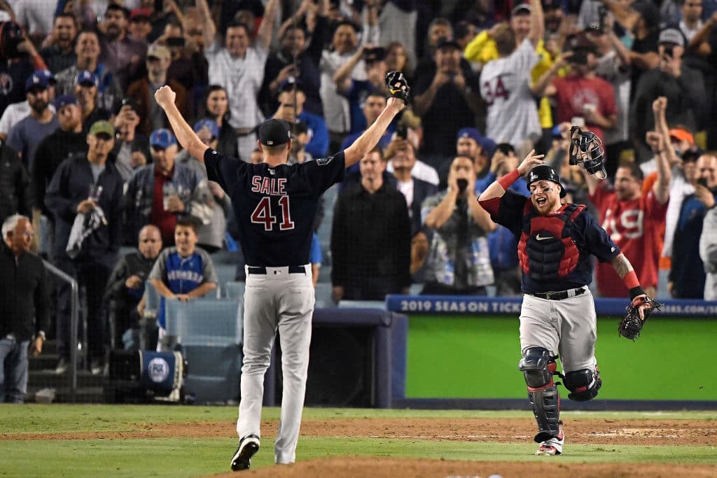 Chris Sale selló con un ponche el out 27 y ahí se sellaba el campeonato, el noveno en la historia de la organización bostoniana. El festejo con Christian Vázquez, su receptor.