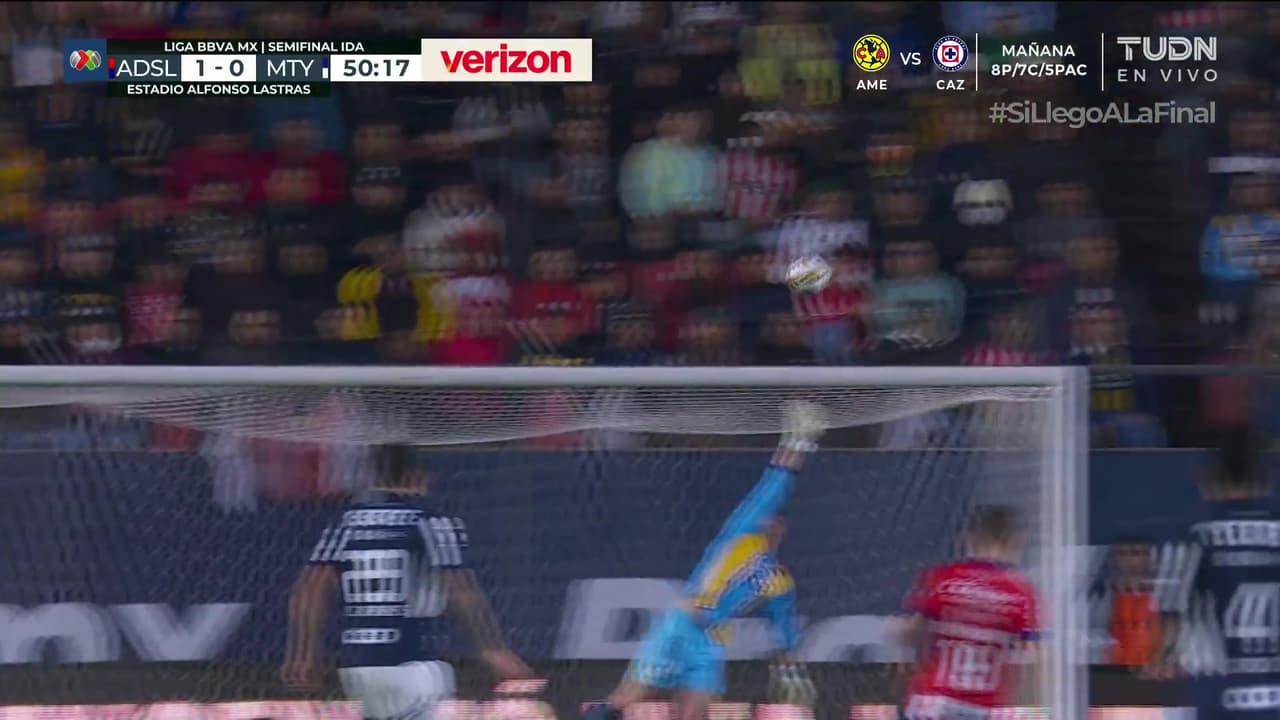 ¡El disparo se va rosando! De la Rosa dispara desde fuera del área