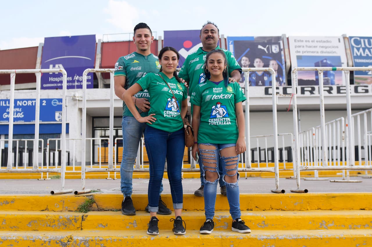 Los aficionados de América y León dejaron de lado que el partido no se jugara en el Estadio Azteca, donde estaba programado originalmente, para trasladarse a apoyar con todo a sus equipos a Querétaro en este duelo de Ida de la Semifinal de la Liguilla.