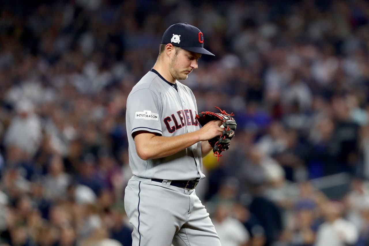 Trevor Bauer fue el pitcher derrotado. El diestro trabajó 1.2 entradas en las que permitió 4 carreras sucias de los Mulos de Manhattan. Un par de errores del colombiano Giovanny Urshela fueron claves en la derrota de Cleveland.