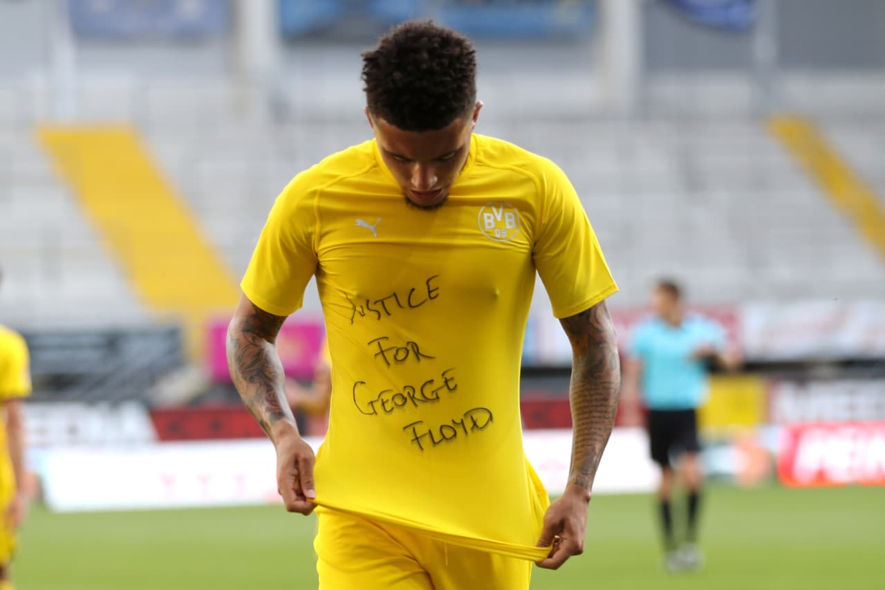 Jadon Sancho del Borussia Dortmund celebró con una camiseta de 'Justice for George Floyd'.
