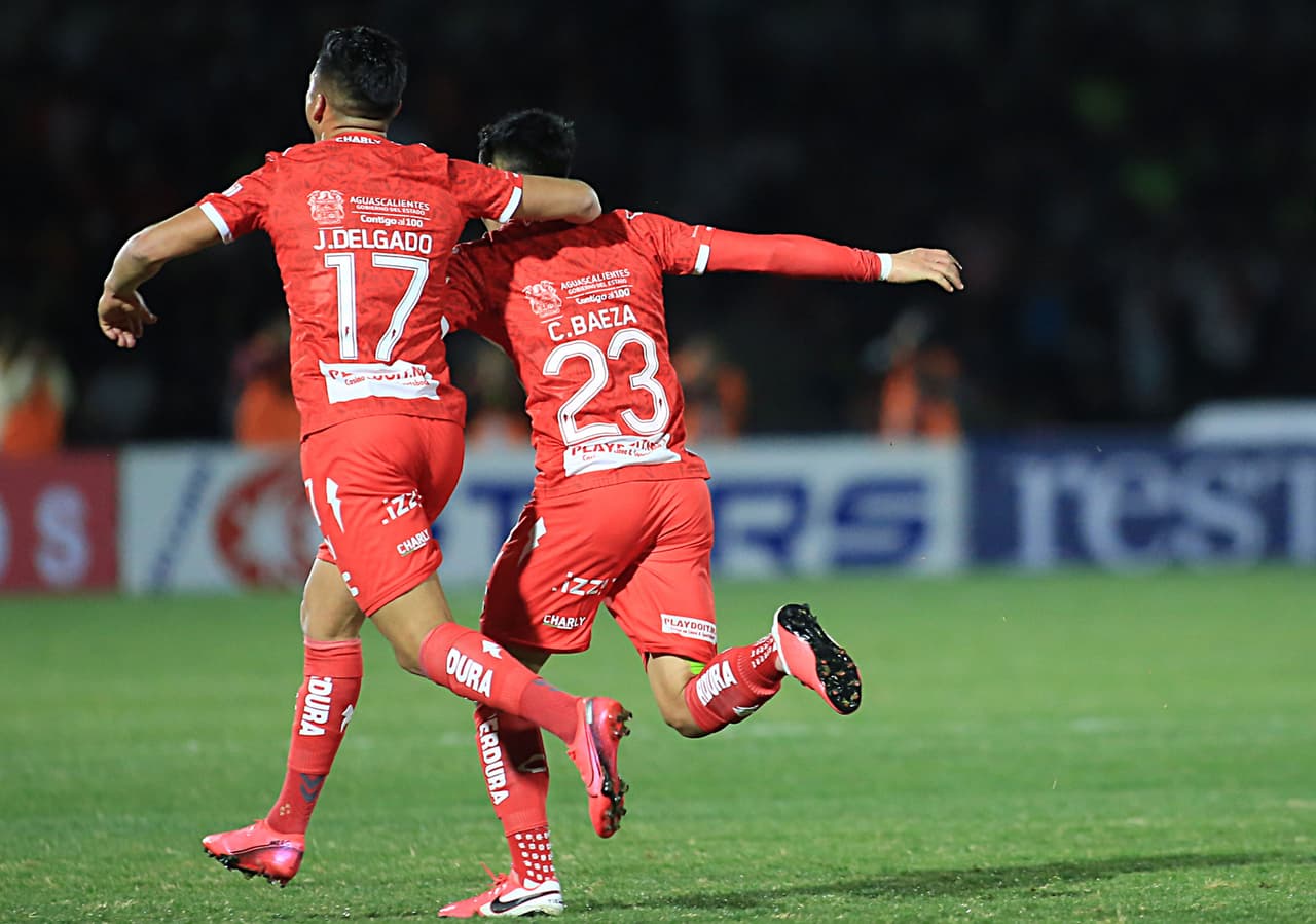 Victor Velázquez (39') y Martin Rabunal (48') le dan la tercera victoria del torneo a los Bravos.