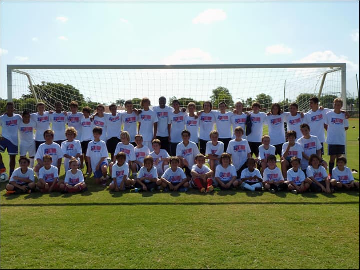 Además de apoyar a niños que viven en condiciones de pobreza para cumplir sus sueños.