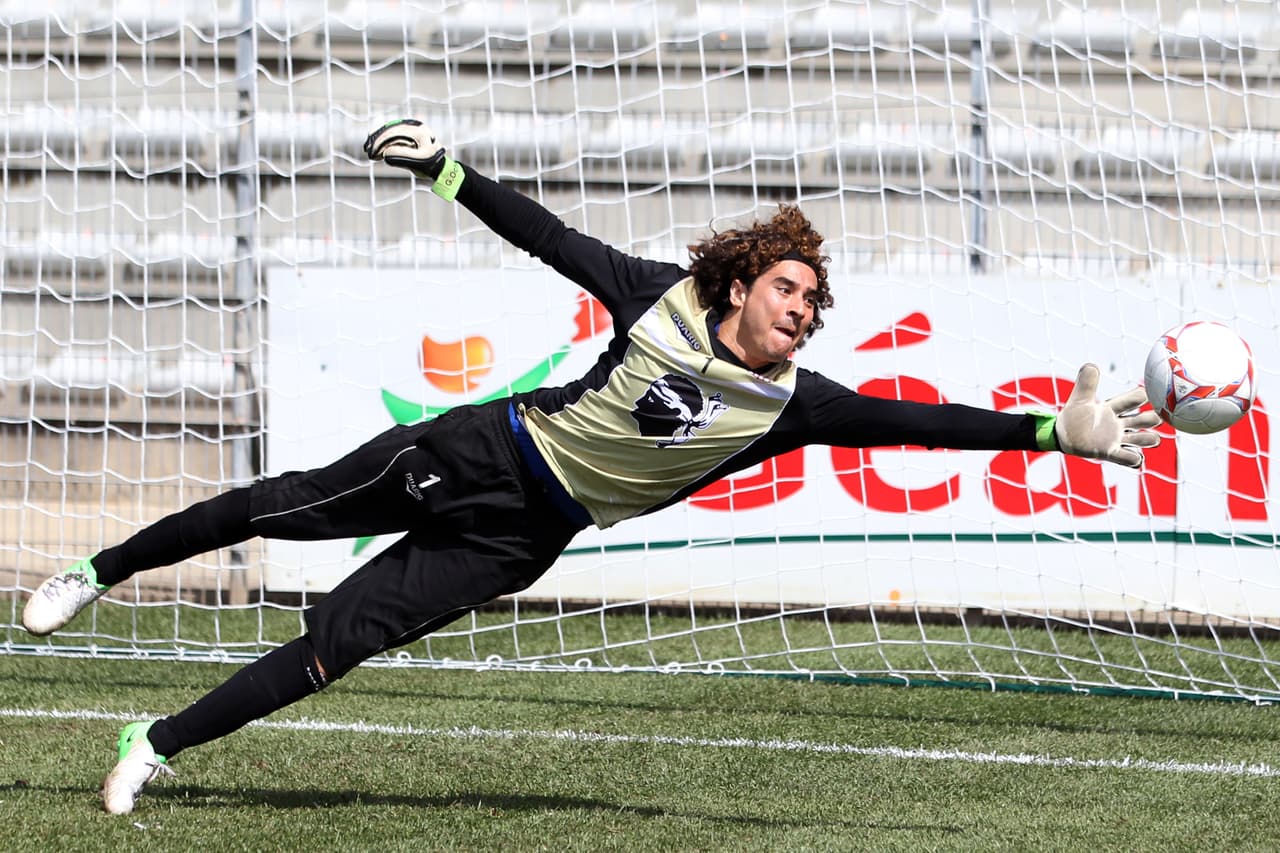 Como el Granada, el Ajaccio permitía demasiados disparos y Ochoa podía demostrar sus virtudes.