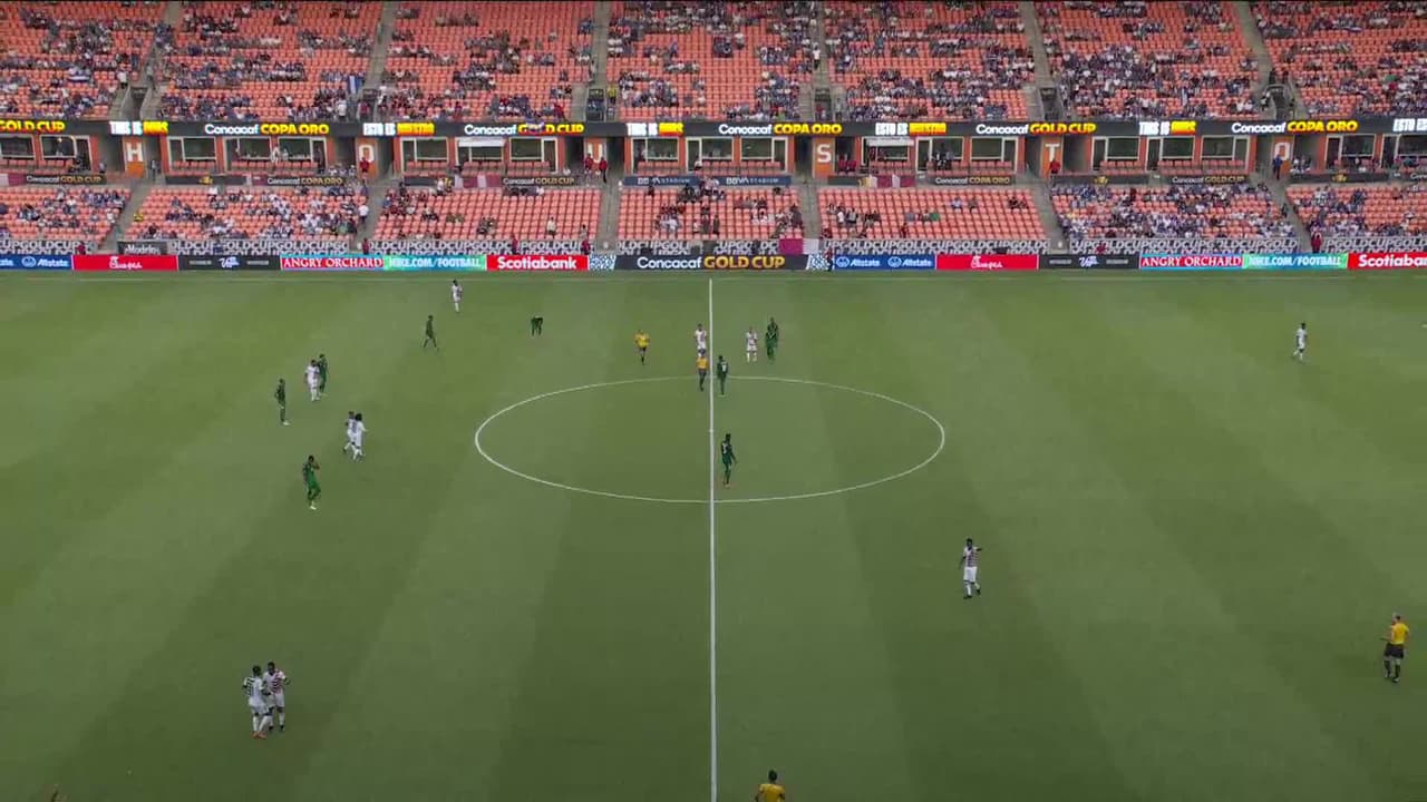 ¡Expulsión! El árbitro saca la roja directa a Steve Solvet.