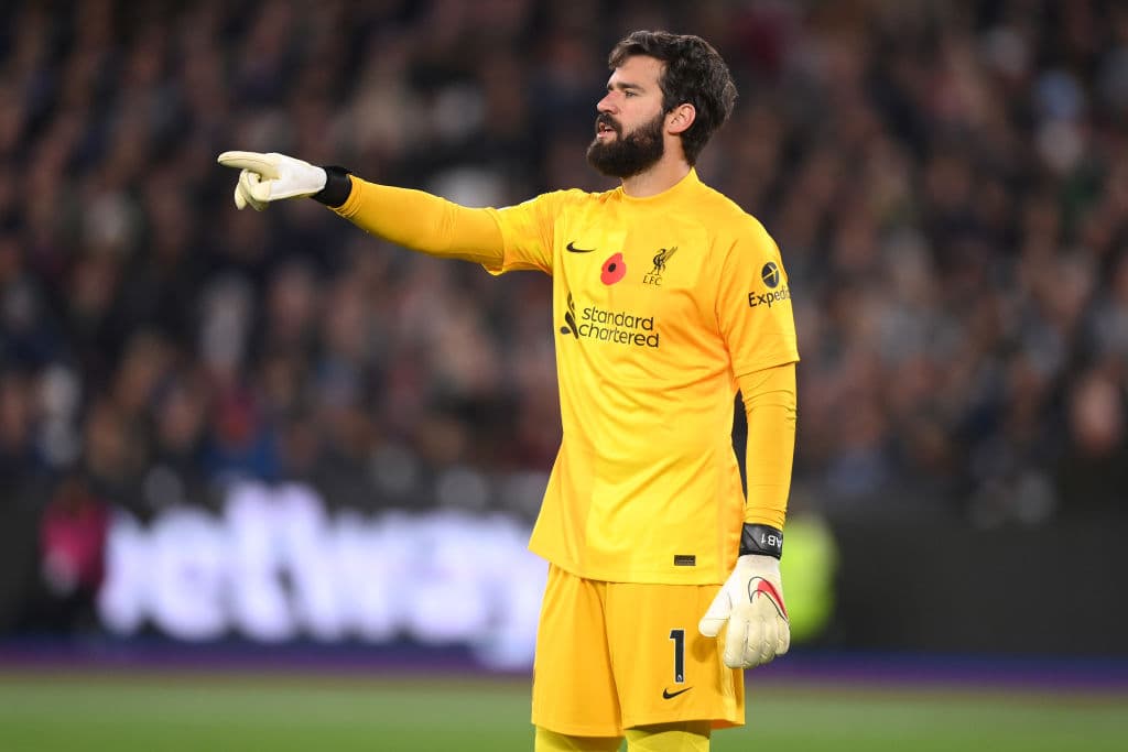 West Ham sorprende al Liverpool y lo derrota 3-2 durante la fecha 11 en la Premier League. Alisson Becker abrio el marcador con gol en contra a los 4' del encuentro, cuando Trent Alexander-Arnold empataba el juego al 41'. Pablo Fornals y Kurt Zouma pusieron arriba a los Hammers y Origi anotó el segundo para los 'Reds'.