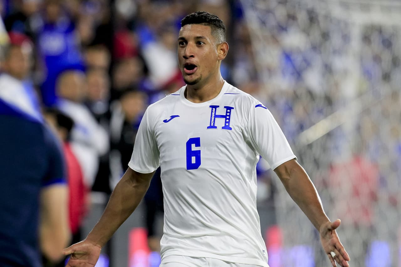 Pero los dardos con veneno seguían cayéndole a los salvadoreños y en otro contragolpe, Bryan Acosta marcó el 3-0 que era prácticamente el 'tiro de gracia' para una selección salvadoreña que estaba quedando eliminada y ceciéndole su cupo a Cuartos de Final a Curazao.