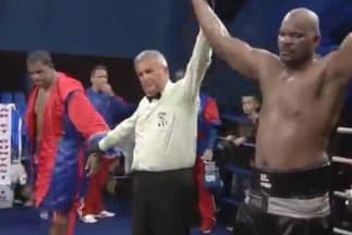 Tony Thompson levanta la mano ante un desilusionado Odlanier Solís.