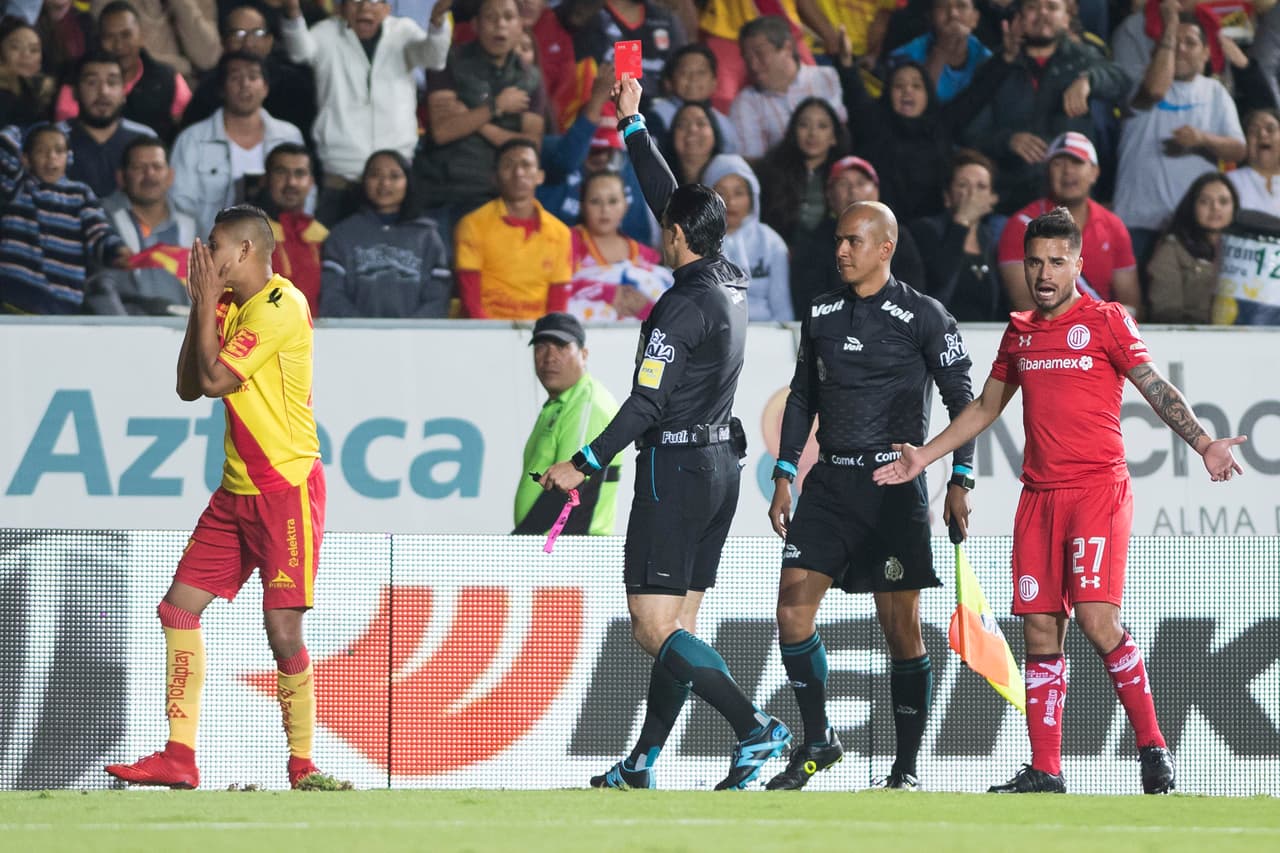 Casi al final del encuentro, Sansores vio la tarjeta roja por propinar un codazo al rival.