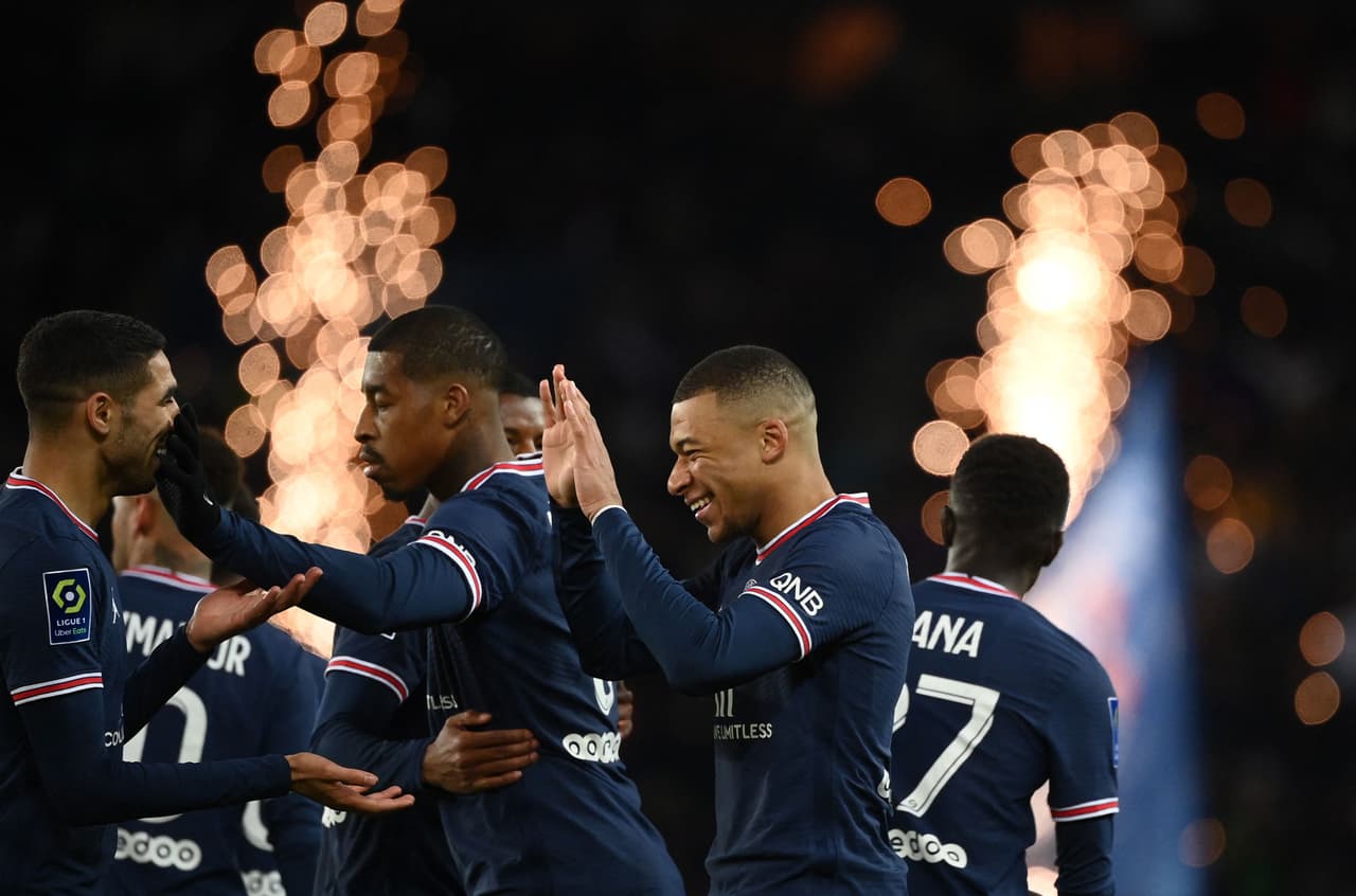 El PSG goleó al Lorient gracias a los dobletes de Neymar y Mbappé, así como otro tanto de Messi.