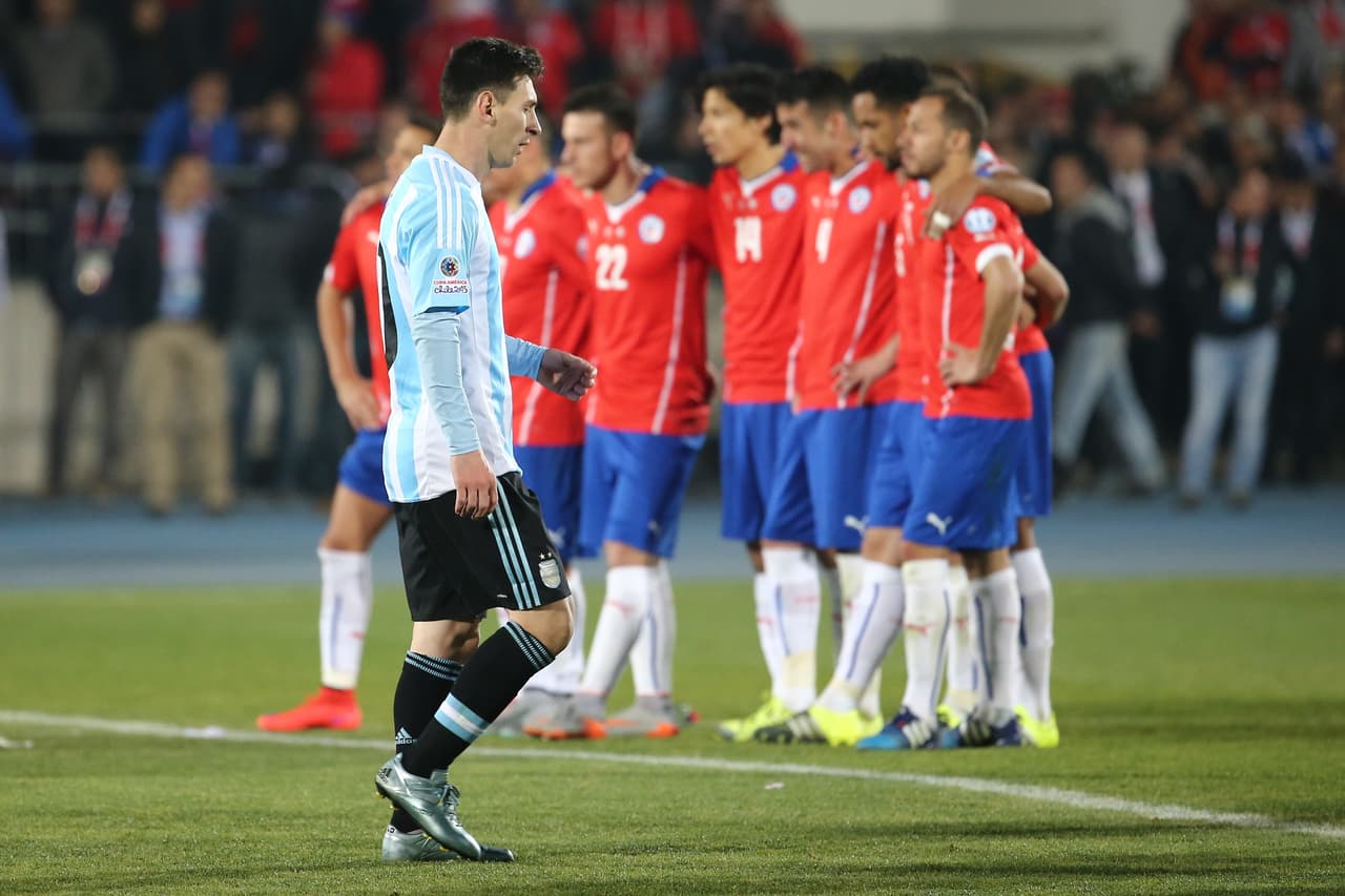 Por lo que ahora buscarán subir lugares en la tabla, aunque en su primer partido no será sencillo ya que visita a Chile para revivir la final de la Copa América donde cayeron en penales, donde también se encontrarán a un equipo que está urgido de puntos. Pero de la mano de Messi harán los posible por sacar los tres puntos de Chile.