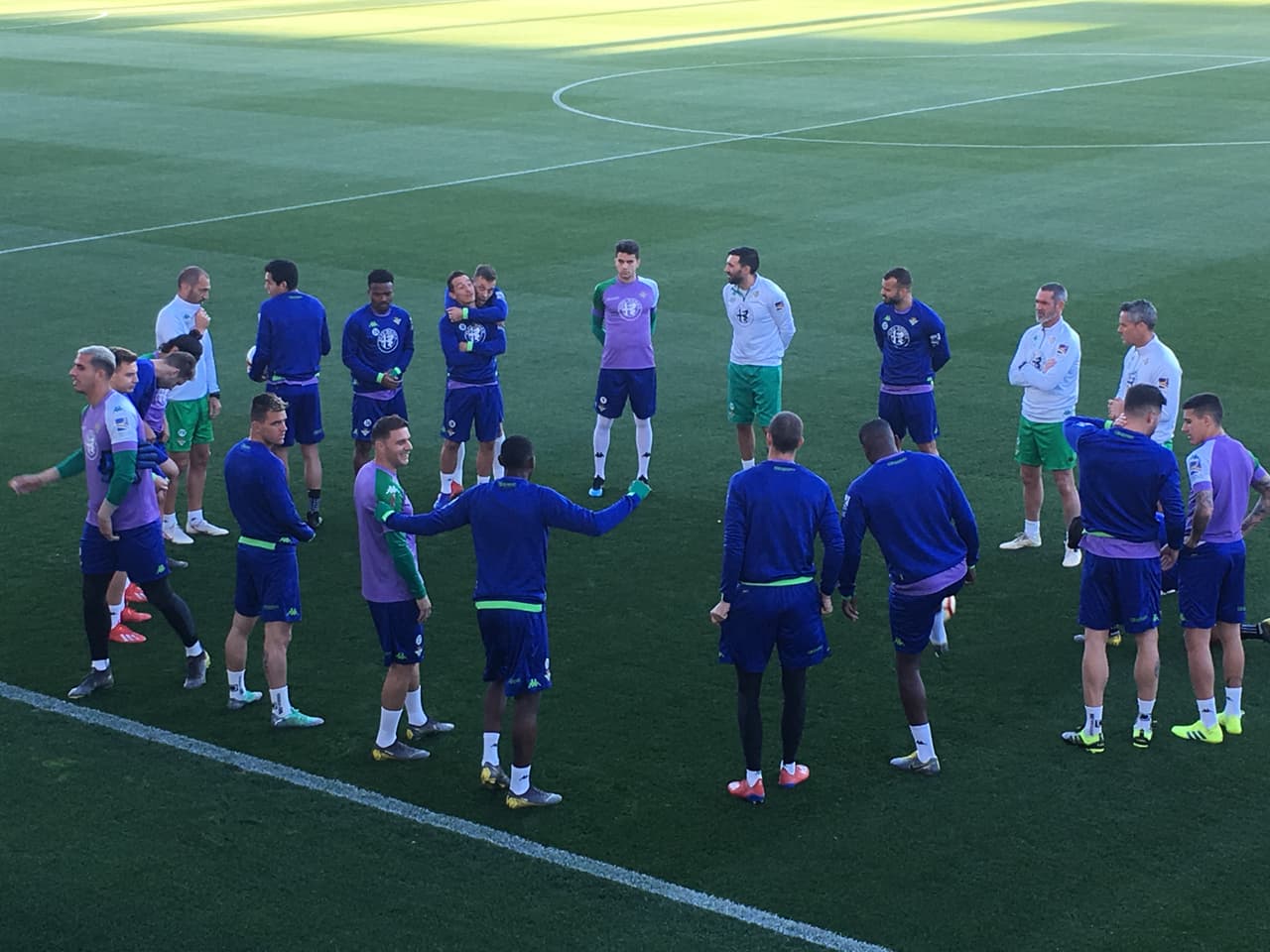 Lainez y Guardado entrenaron con normalidad con el Betis